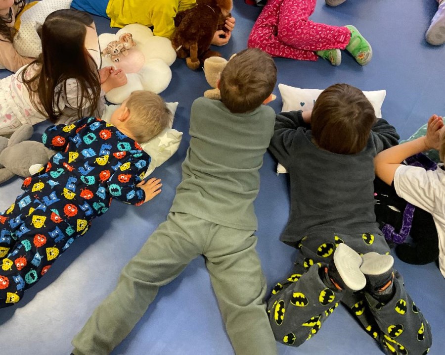 Kinder im Schlafanzug