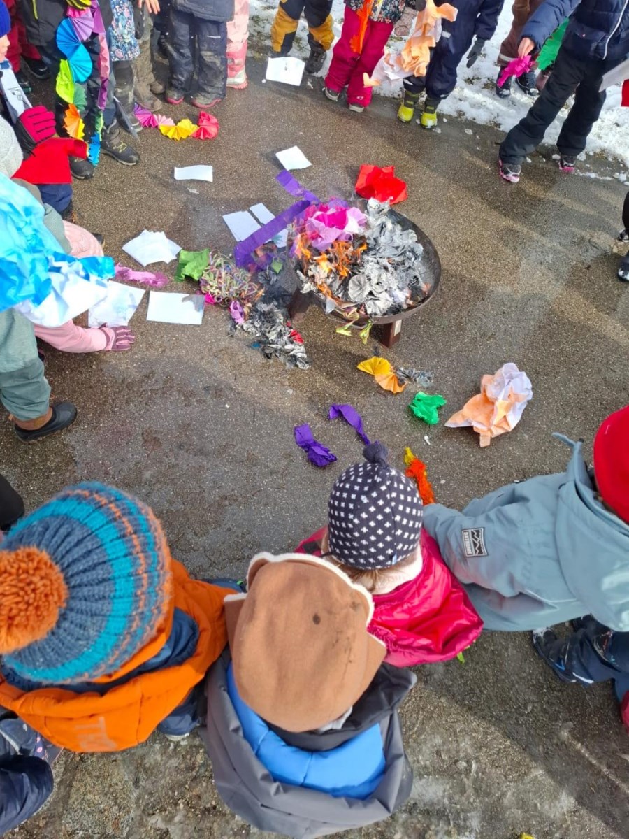 Kinder und Feuerschale