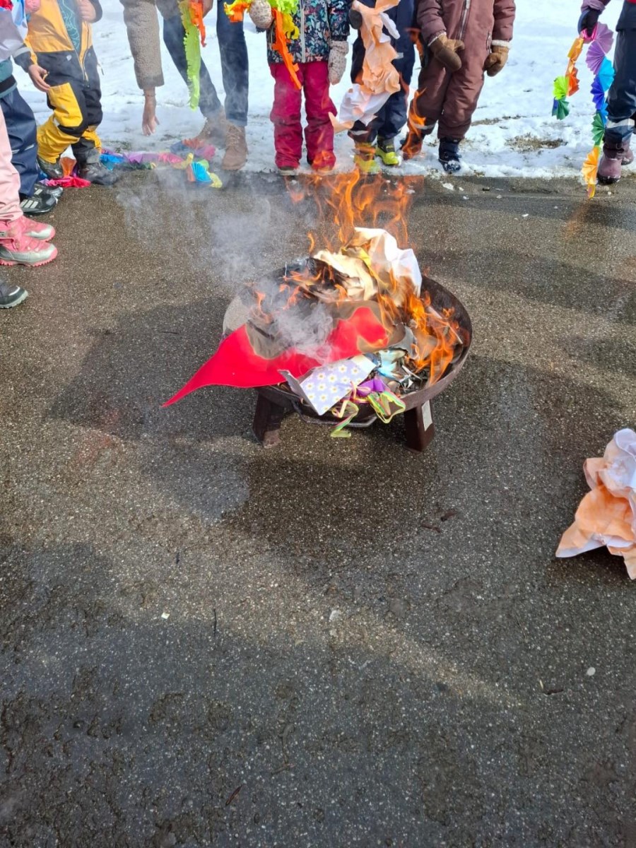 Kinder und Feuerschale