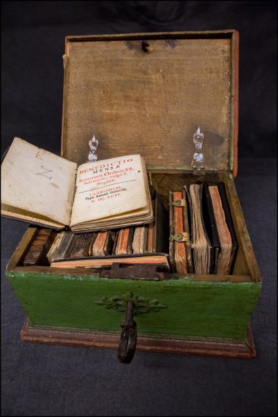 Kistchen mit Gebetbüchern für das Tischgebet im Refektorium, gedruckt in Landshut 1696