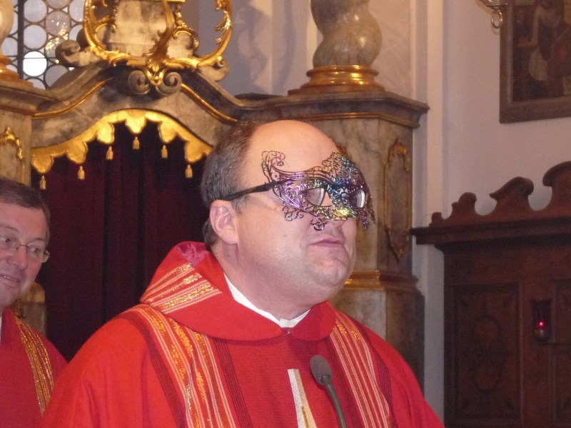 Dekan Klaus Vogl spricht über die Maske