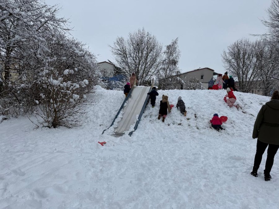Berg mit Kinder und Schnee