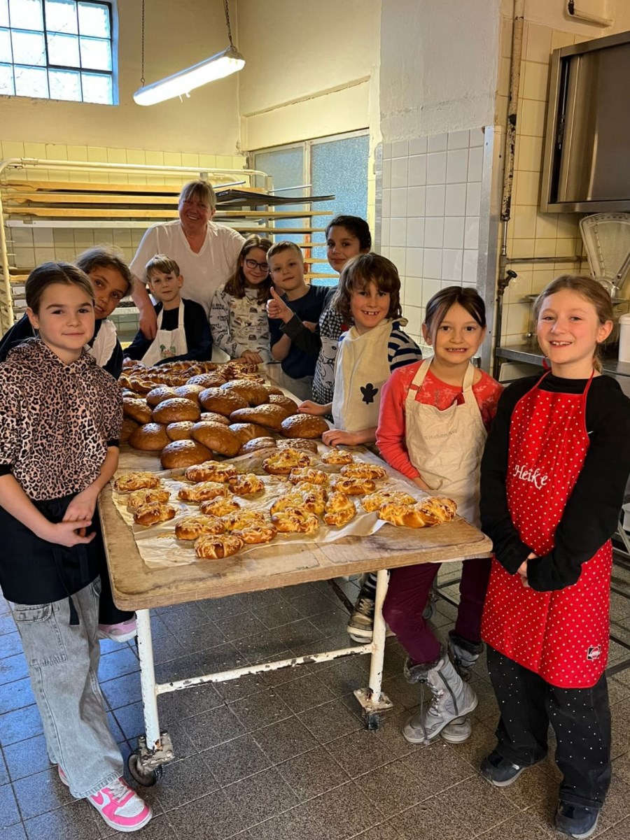 Hinterskirchen NEufraunhofen Erstkommunionkinder backen Brot