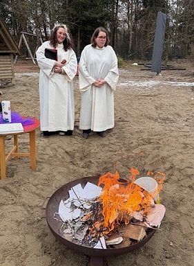 Die hauptamtlichen der Pfarrei feiern eine Andacht an der Feuerschale