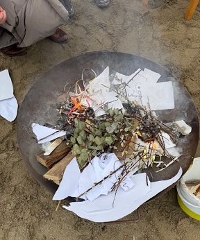 Feuerschale mit den letztjährigen Palmbuschen und ein paar Luftschlangen, die verbrannt werden