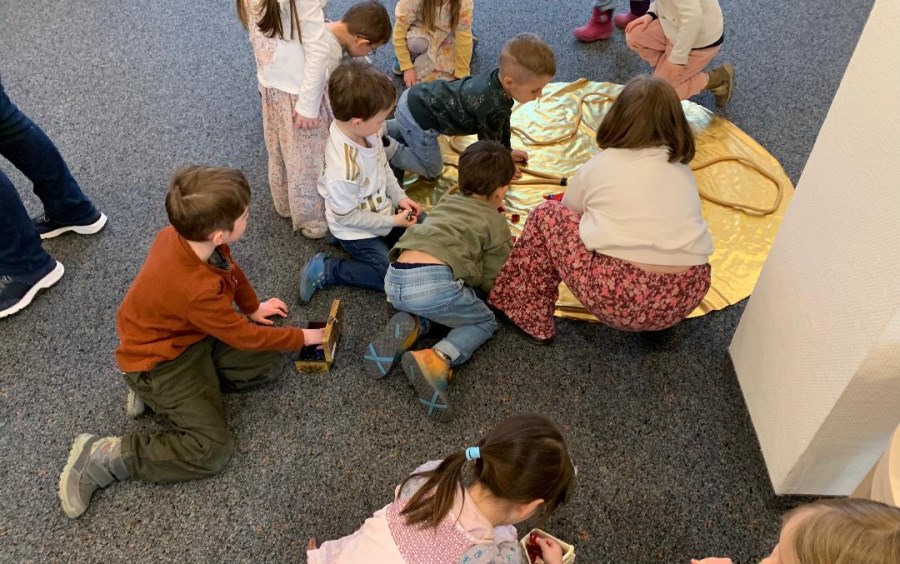 Viele Kinder gestalten die Mitte