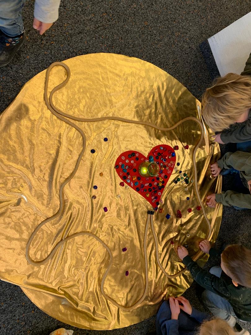 Herz auf goldenem Tuch