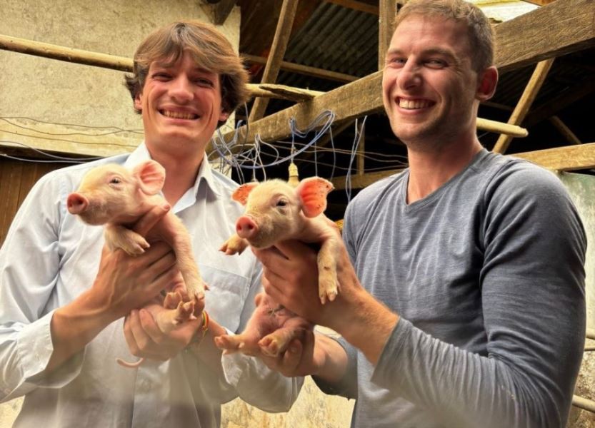 Rechts Daniel P. mit Mitfreiwilligem in Bolivien