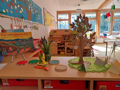 Gruppentisch mit Wochentagen und Deko zur Fastenzeit