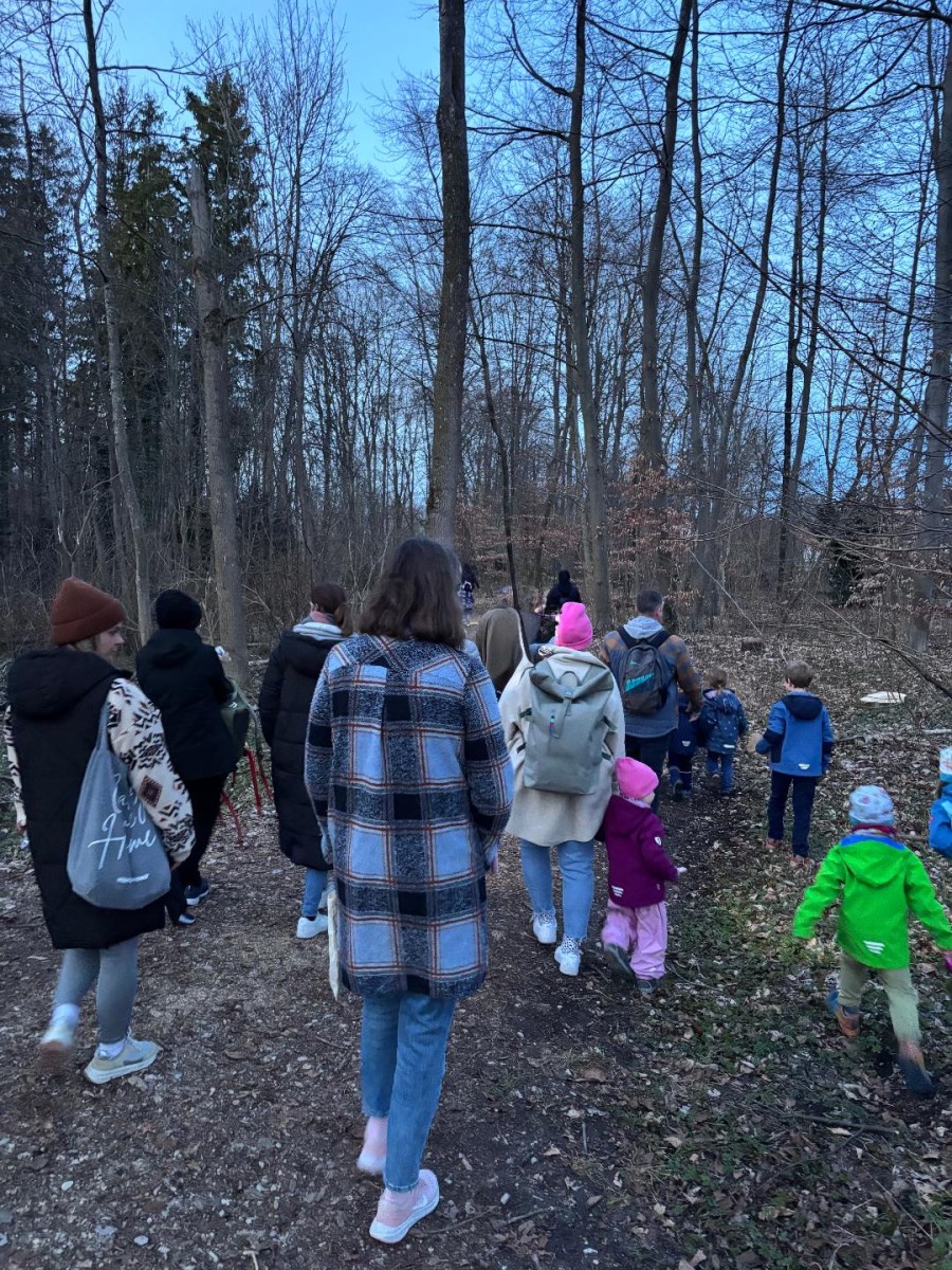 Menschen gehen den Weg