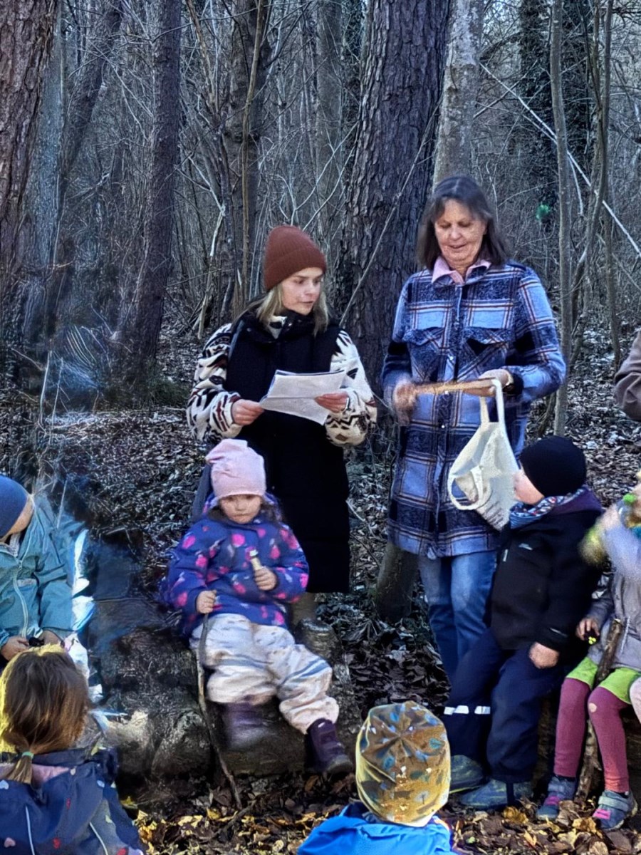 Erzieherinnen lesen vor