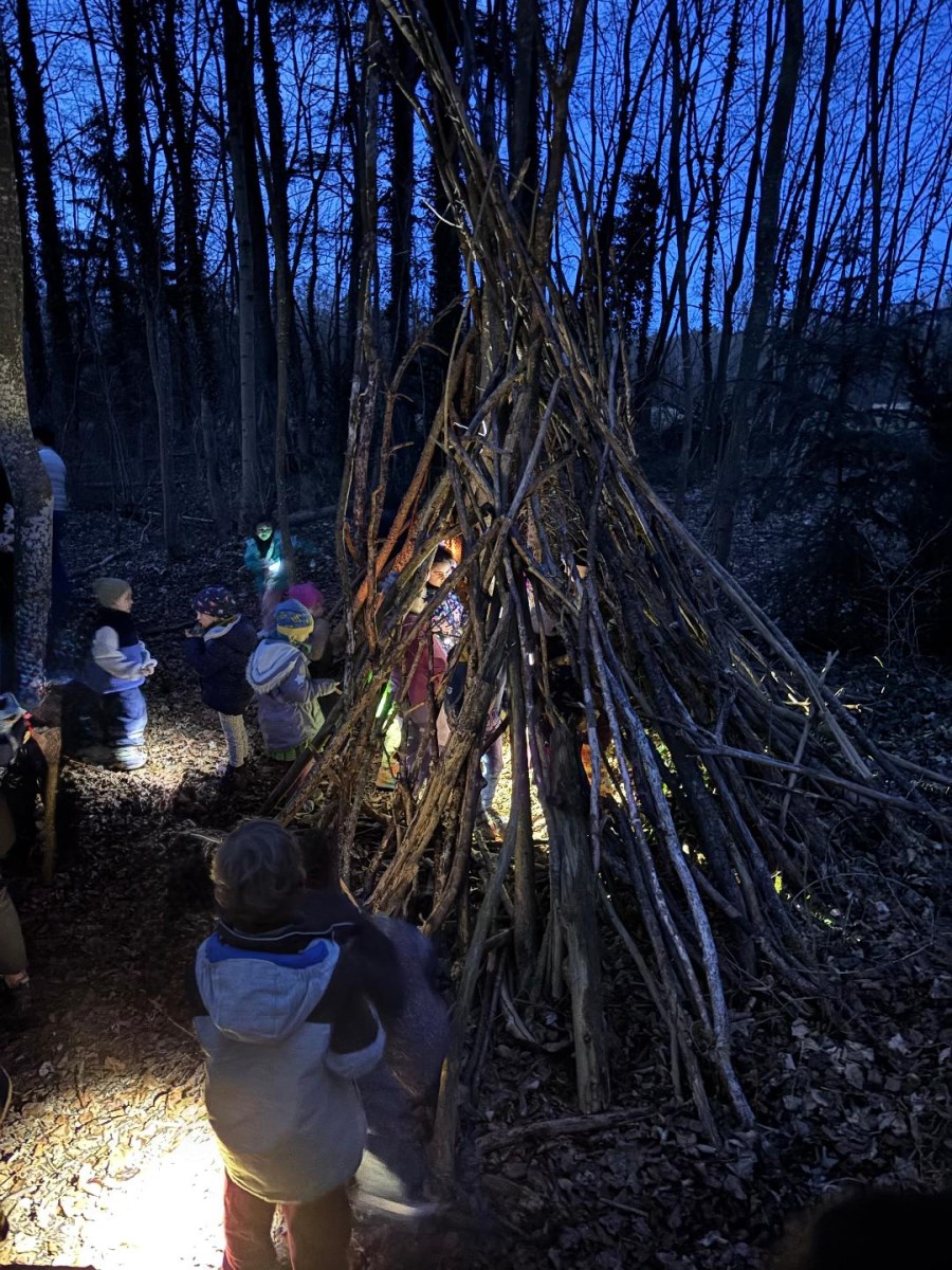 Kinder spielen im Tippi