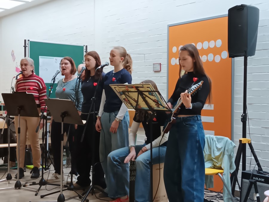 2026-03-08_Bild 2-Praise together