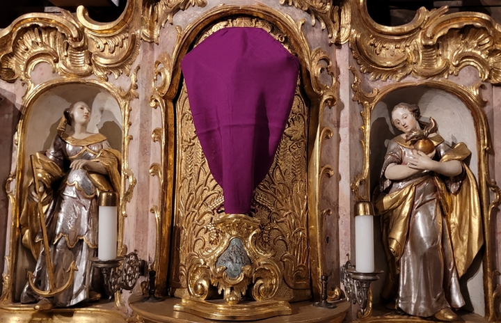 Verhüllt zur Fastenzeit