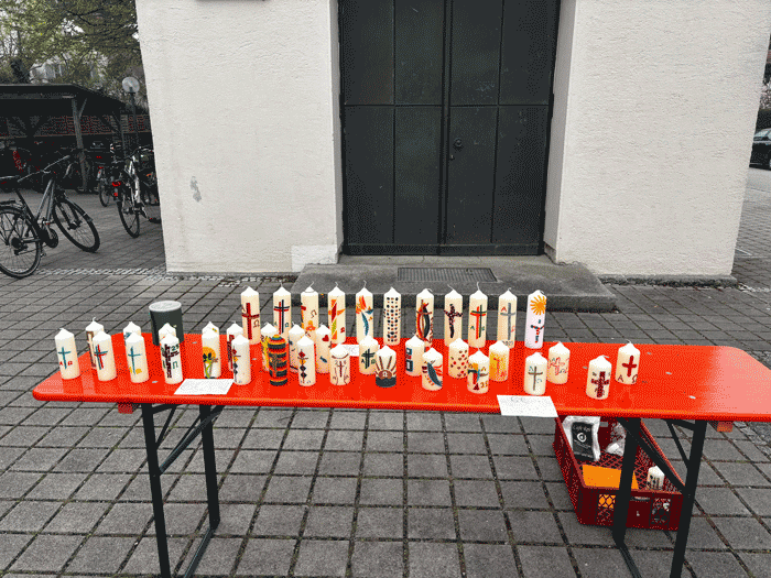 Osterkerzenverkauf vor St. Sebastian