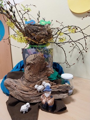 Baum mit Vogelnest und davor ein Schäfer mit Schafen