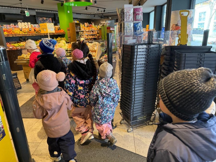 Kinder gehen in den Supermarkt