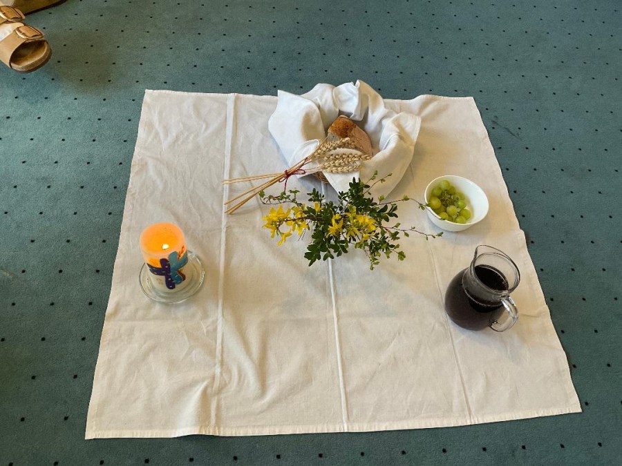 Weißes Tuch mit Gaben