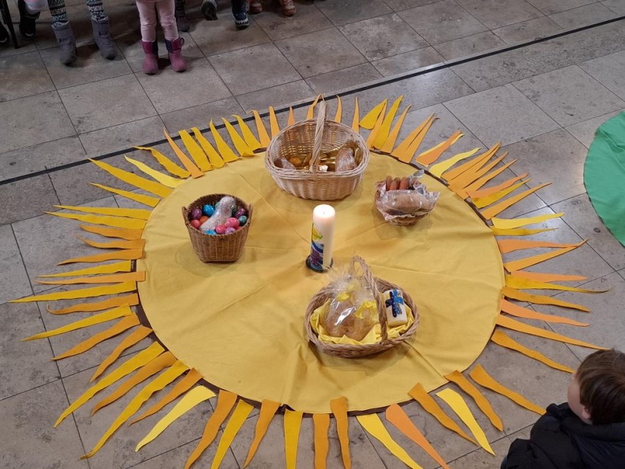 Sonne mit geweihten Gaben