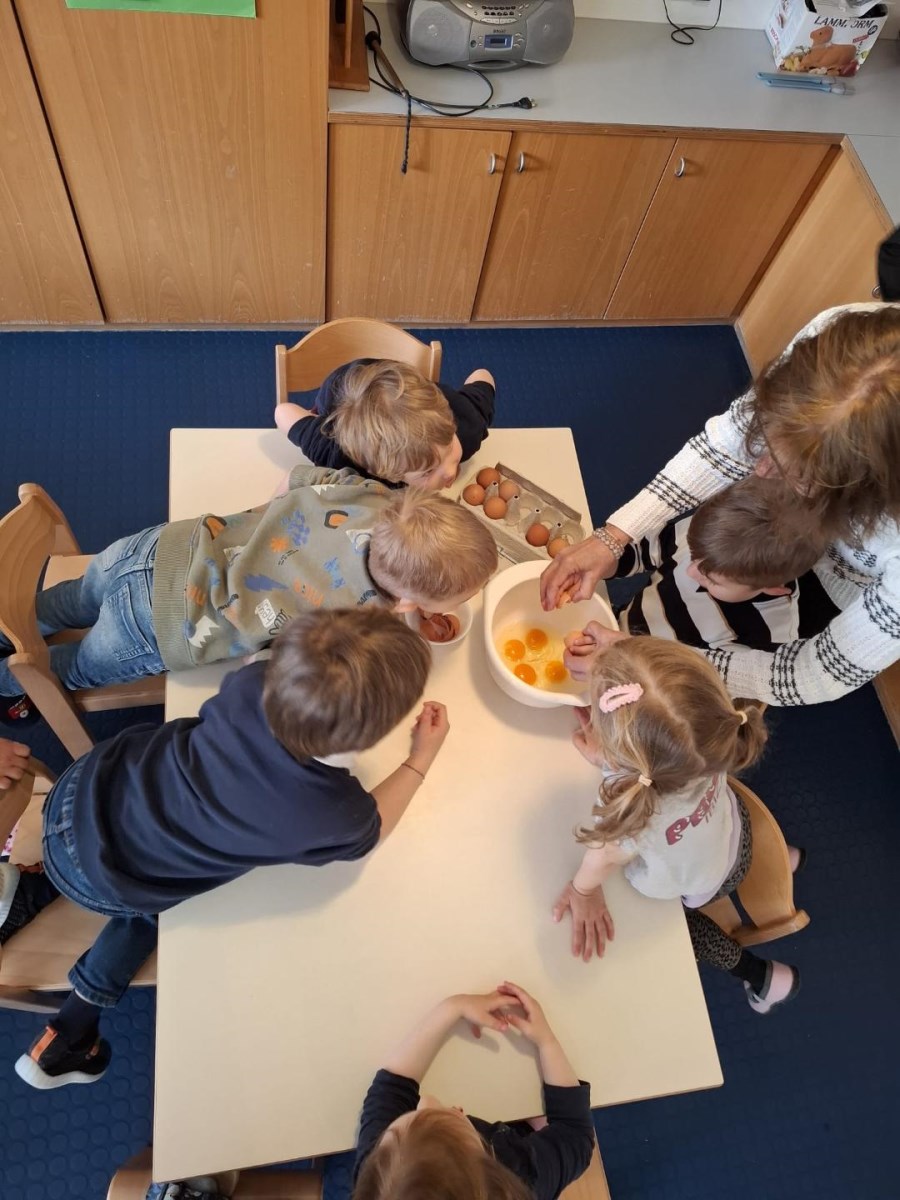 Kinder bereiten Teig vor