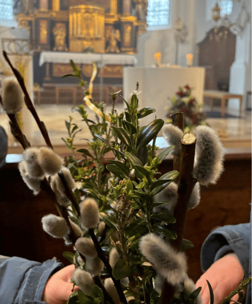 Palmbusch in Kirche vor Altarraum