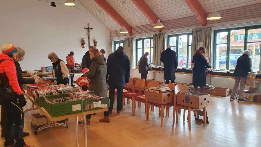 Besucher stöbern in den Bücherkisten