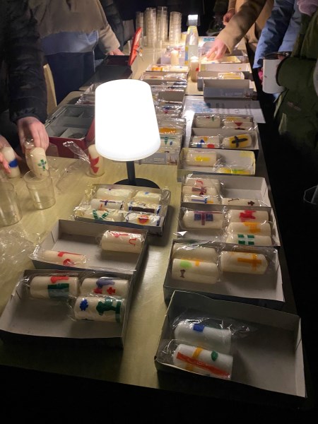 Osterkerzenverkauf der Firmlinge