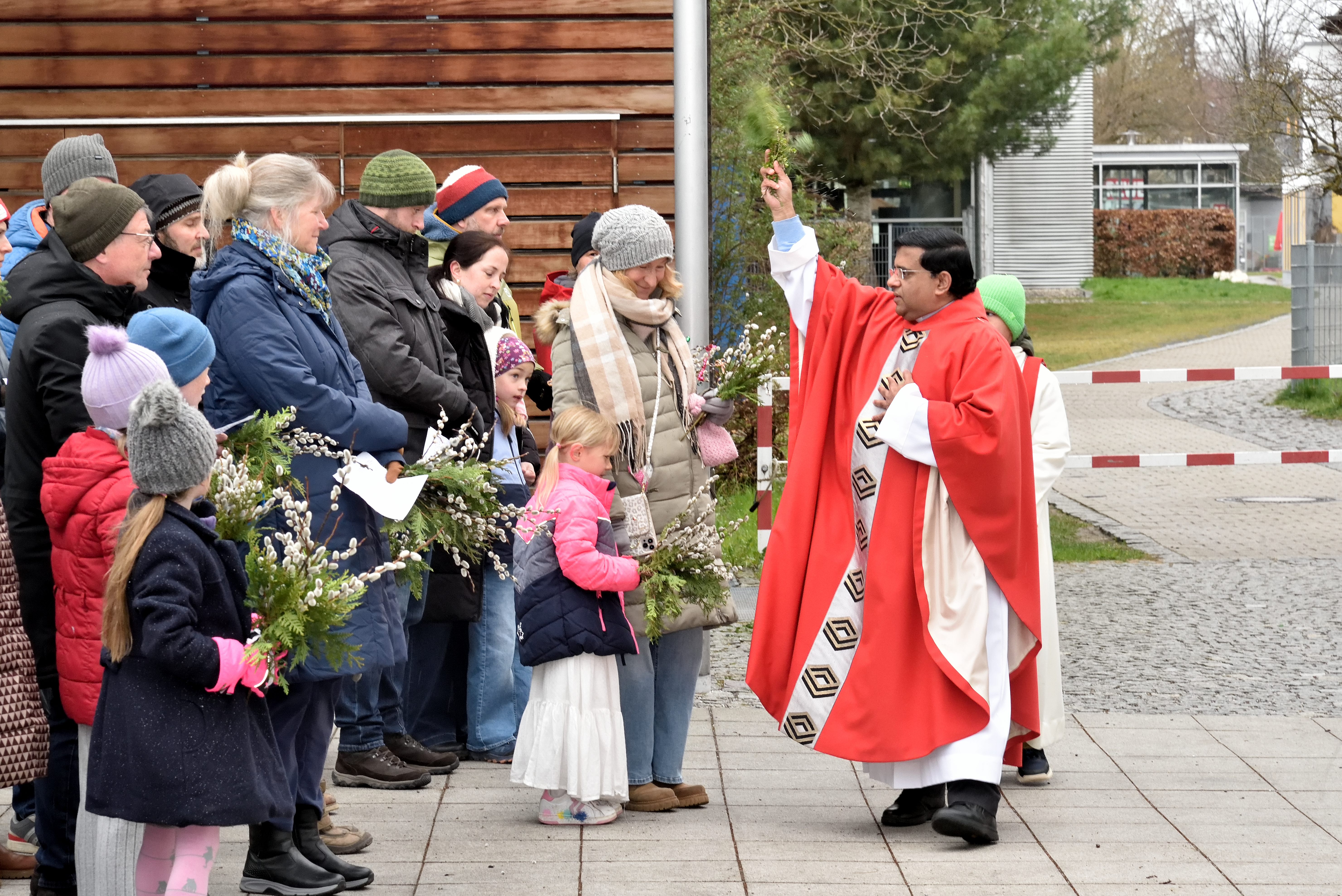 P. Shibu bei der Segnung der Palmzweige, liebevoll gebunden von unserer Frauengruppe