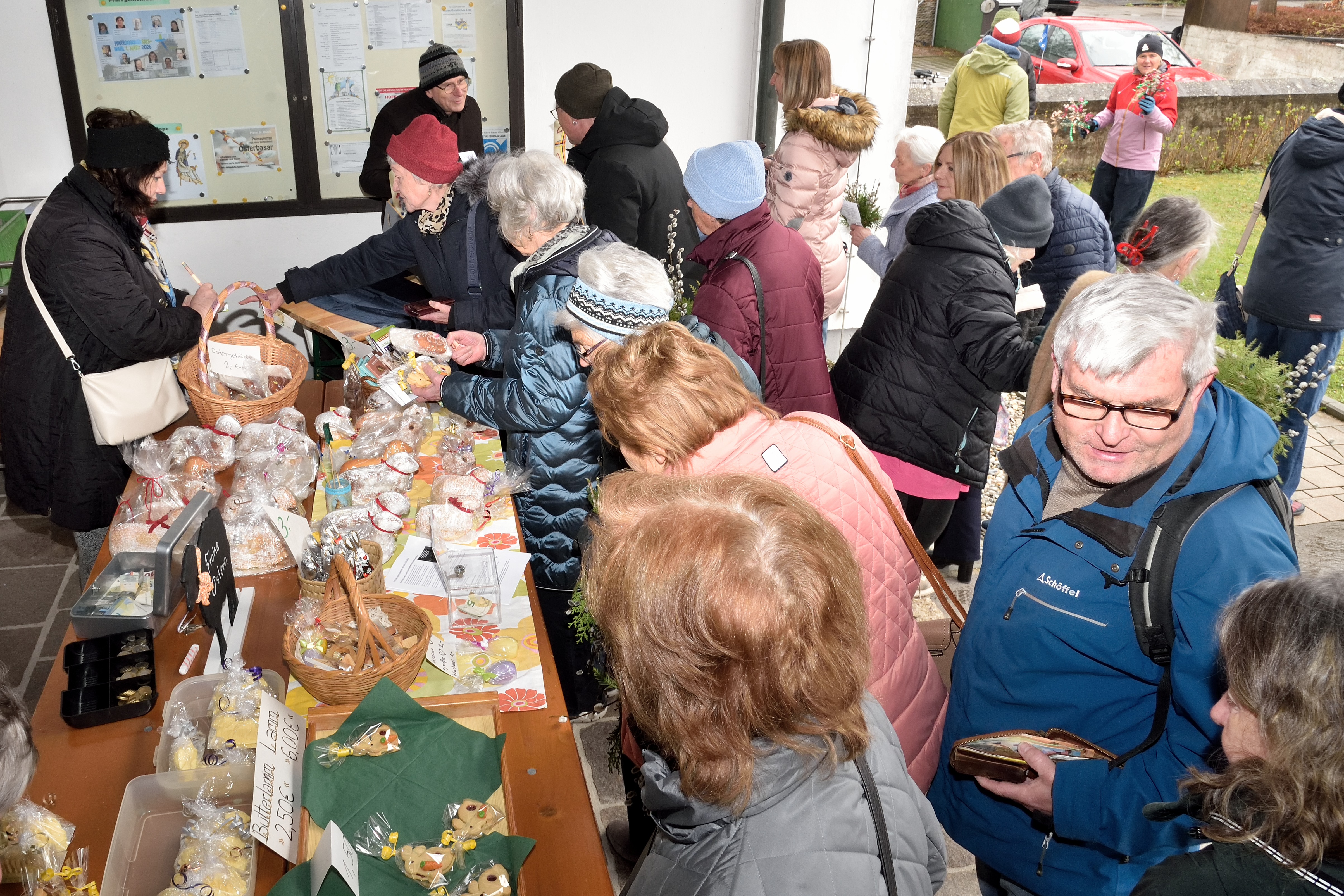 Osterbazar nach den liturgischen Feierlichkeiten