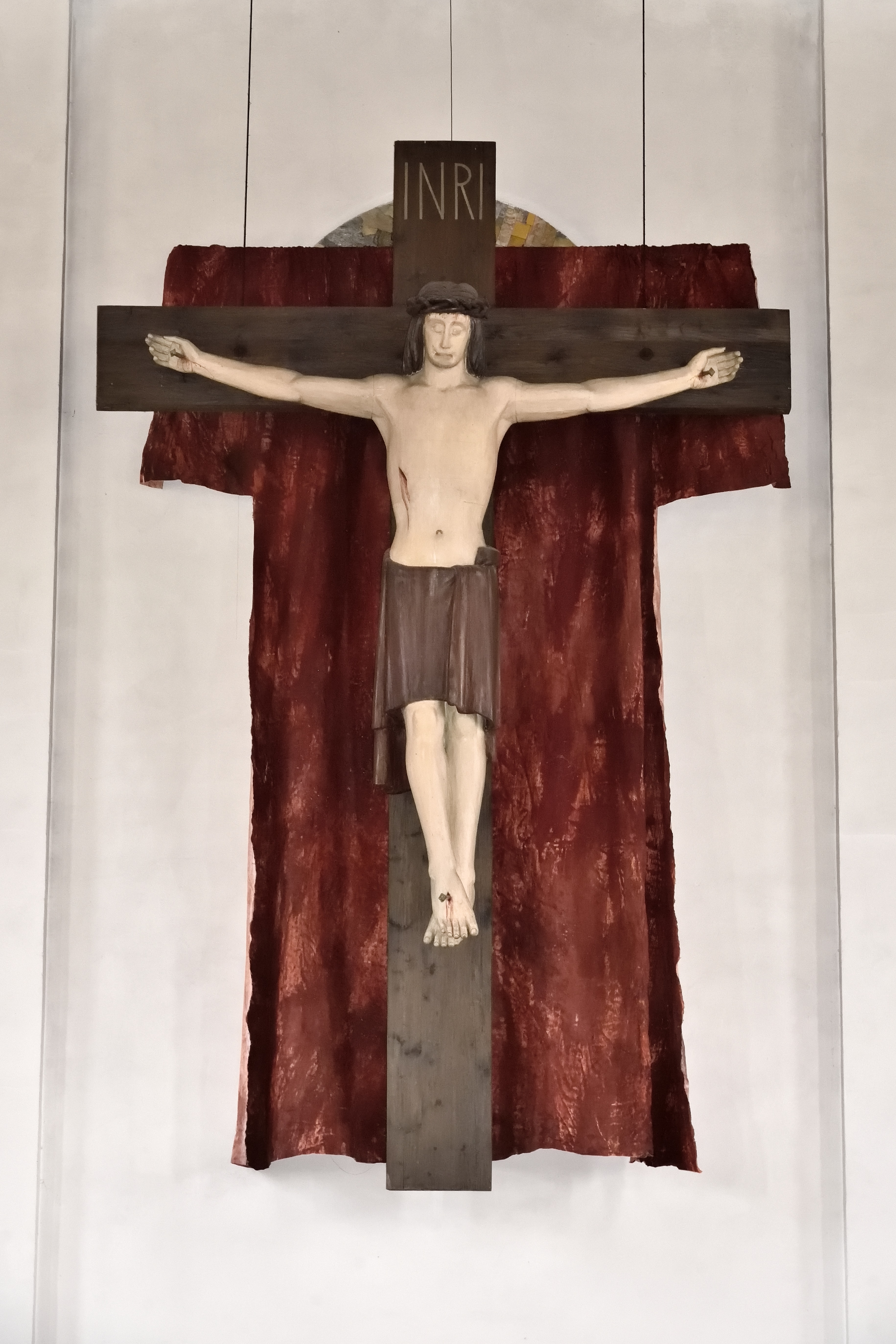 Altarkreuz mit passioneskem Hintergrund