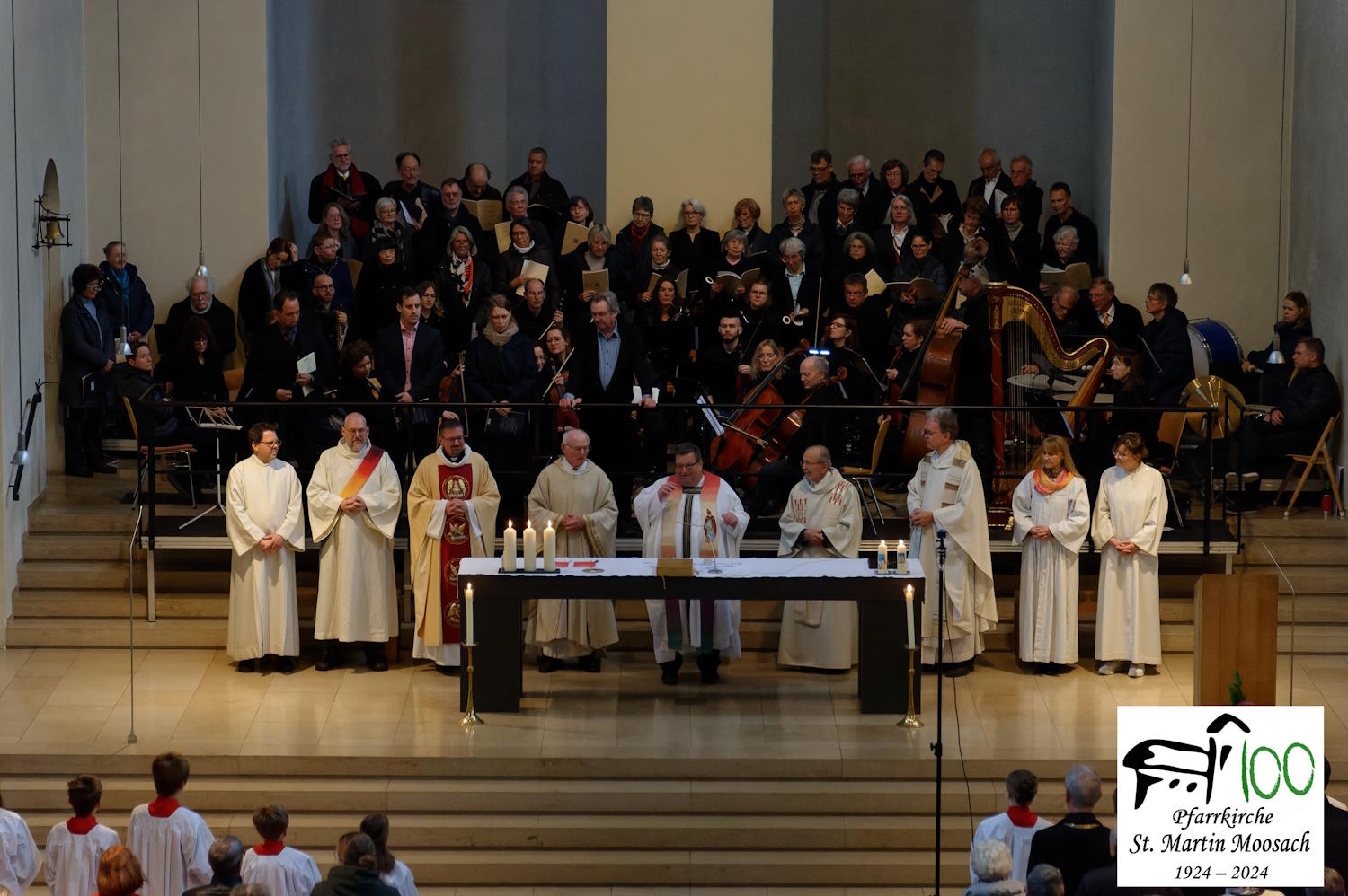 Blick von der Empore auf den Altarraum mit Pfarrer und Kirchenchor