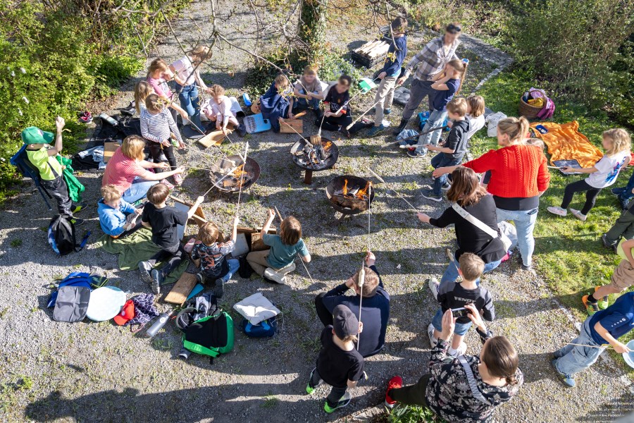 Abschlussrunde mit allen Kindern und Müttern um Feuerschalen