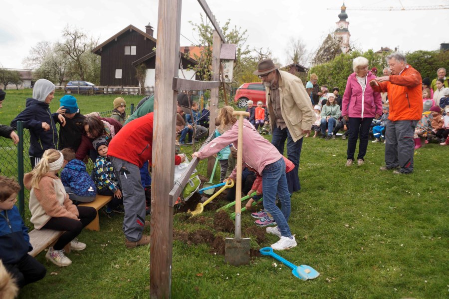 Gemeinschaftsarbeit Die Kinder helfen beim Festklopfen der Erde
