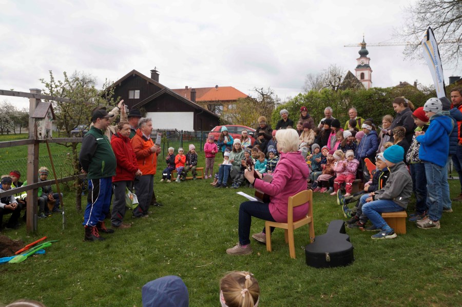 Ein Lied für die fleißigen Arbeiter und Zuschauer über den frisch gepflanzten Apfelbaum