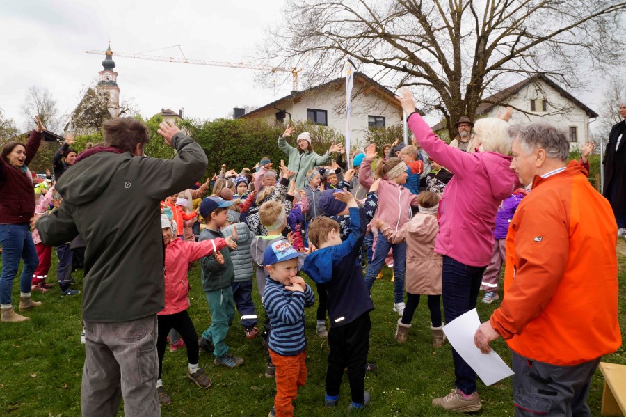Beim Abschlusslied machen alle mit zu passenden Gesten über Wind und Wetter