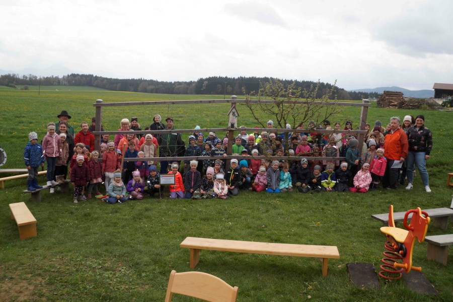 Bei der Pflanzaktion im Kindergarten in Weildorf waren besonders viele Leute dabei