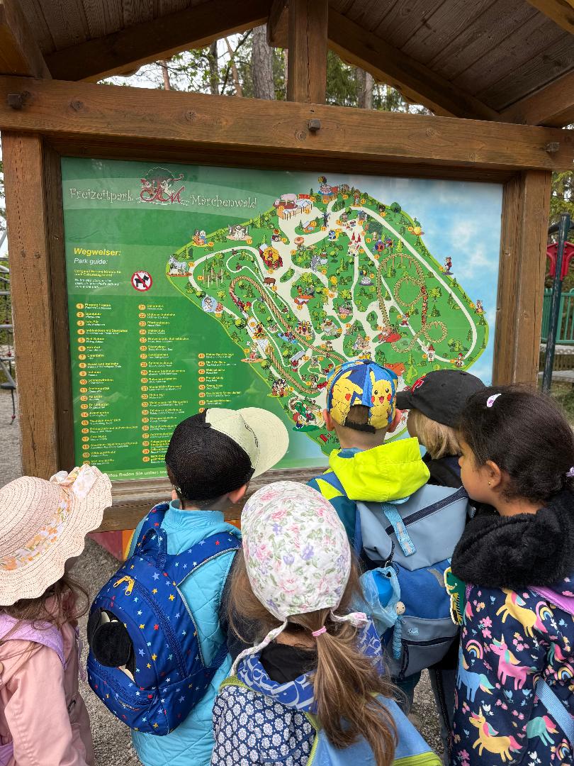 Kinder stehen vor Schild