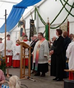 Pfarrer Cambensy und Pfarrerin Dagmar Knecht auf der Bühne im Festzelt vom Maifest