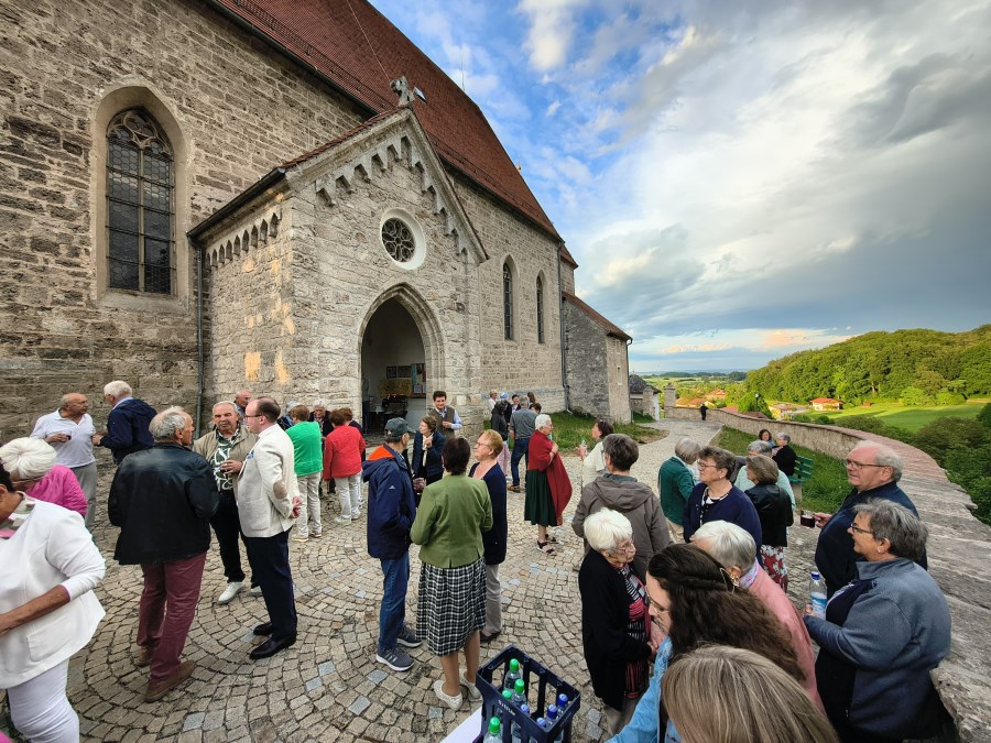 Umtrunk nach Maiandacht in Burg