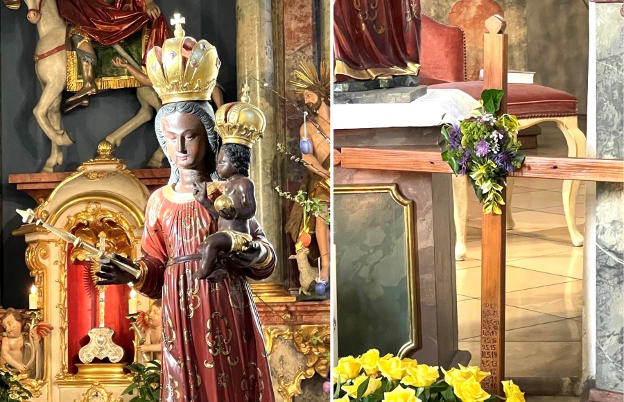 Mariastatue in der alten St. Martinskirche und geschmücktes Kreuz daneben.