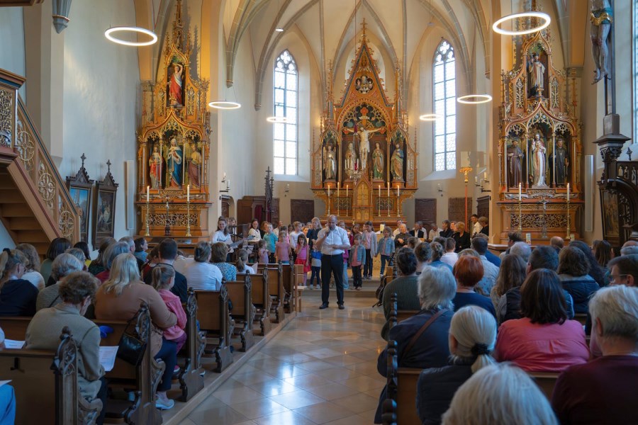 Stefan Messerer kündigt den Kinderchor an