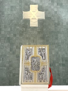 Kreuz und Messbuch am Altar