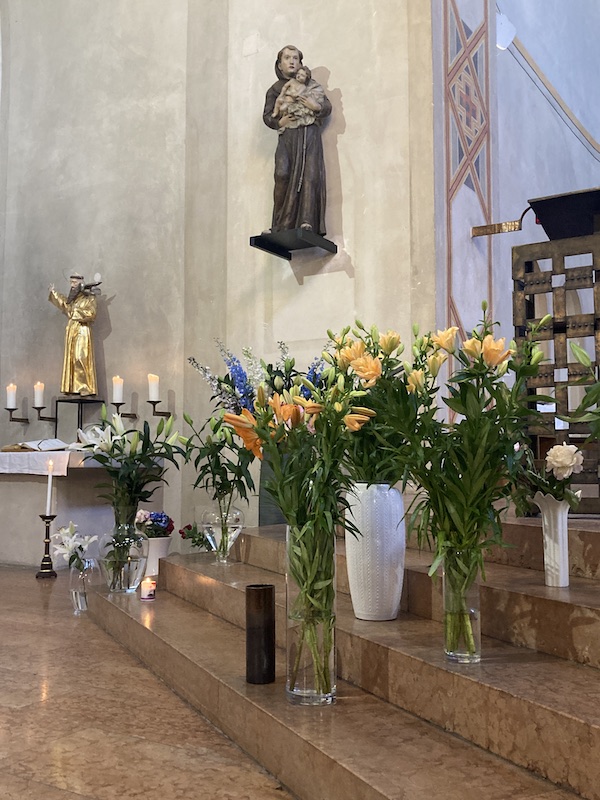 2026-06-13-Antoniuskirche-Blumen-vor-der-Antoniusfigur-600