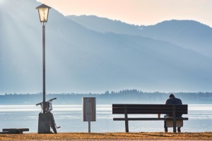 Ruhebank am See mit Bergblick