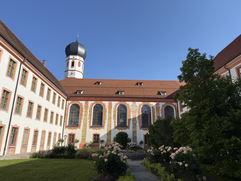 Blick in den Kreuzgarten des Klosters Beuerberg