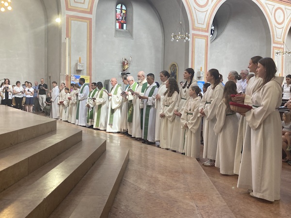 2026-06-28-Sommerfest-2026-Alle-vor-Altar-005-600