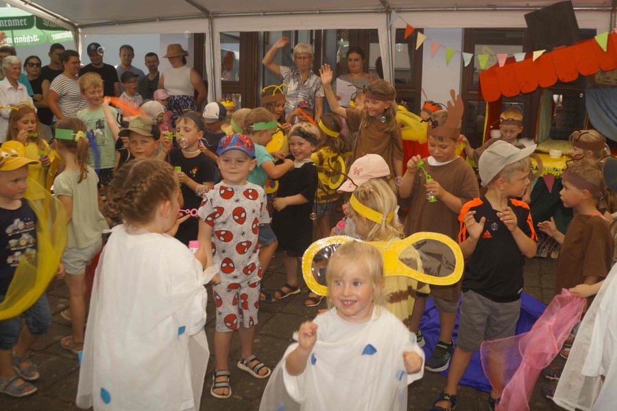 Fröhliche Poolparty aller im Singspiel Mitwirkenden