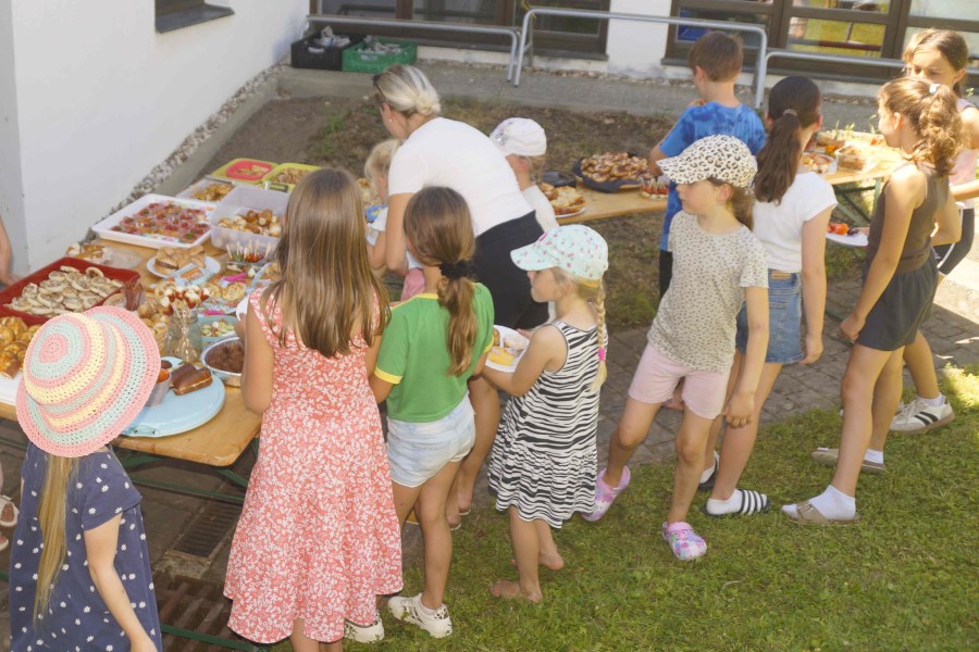 Stärkung nach der Aufführung am reichhaltigen herzhaften Buffet