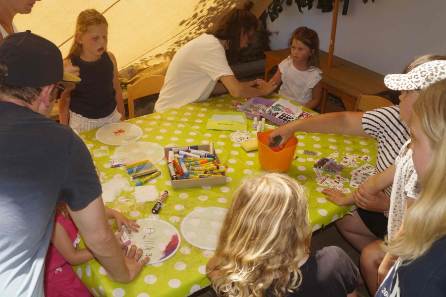 Frisbee bemalen und Tatoos waren willkommene Aktionen beim Sommerfest