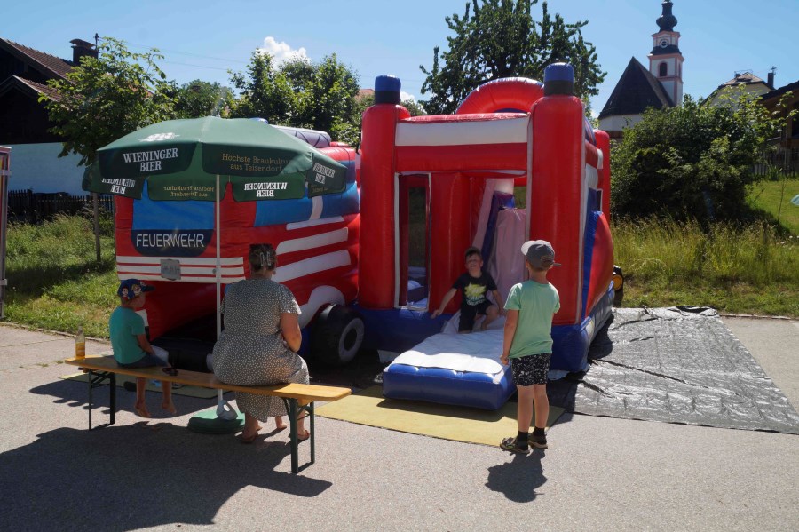 Austoben an der Hüpfburg bei hochsommerlichen Temperaturen